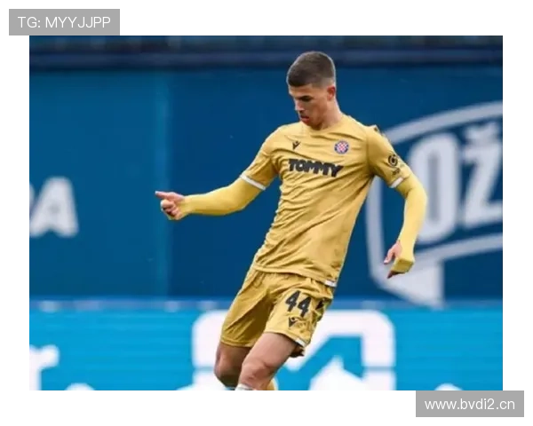 武什科维奇携田径教练或系兄长